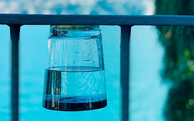 Polycarbonate Magnetic Glasses With Coaster, Set Of 2 1 Polycarbonate Magnetic Glasses With Coaster, Set Of 2