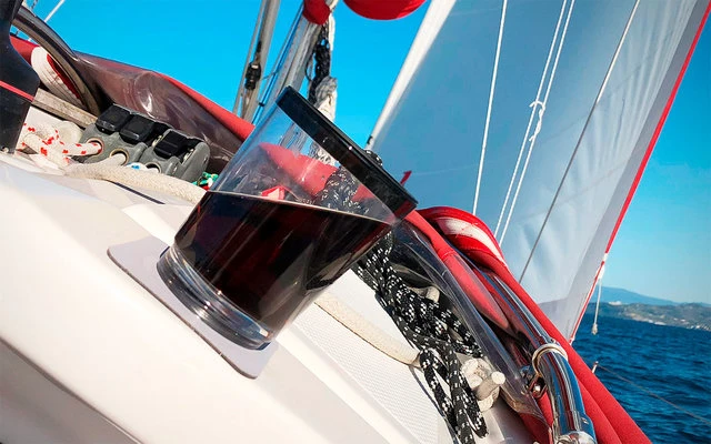 Polycarbonate Magnetic Glasses With Coaster, Set Of 2 2 Polycarbonate Magnetic Glasses With Coaster, Set Of 2 - Image 2